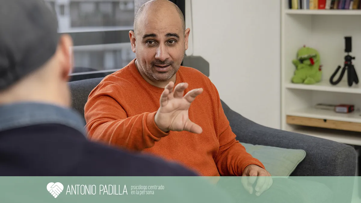 Antonio Padilla en su consulta